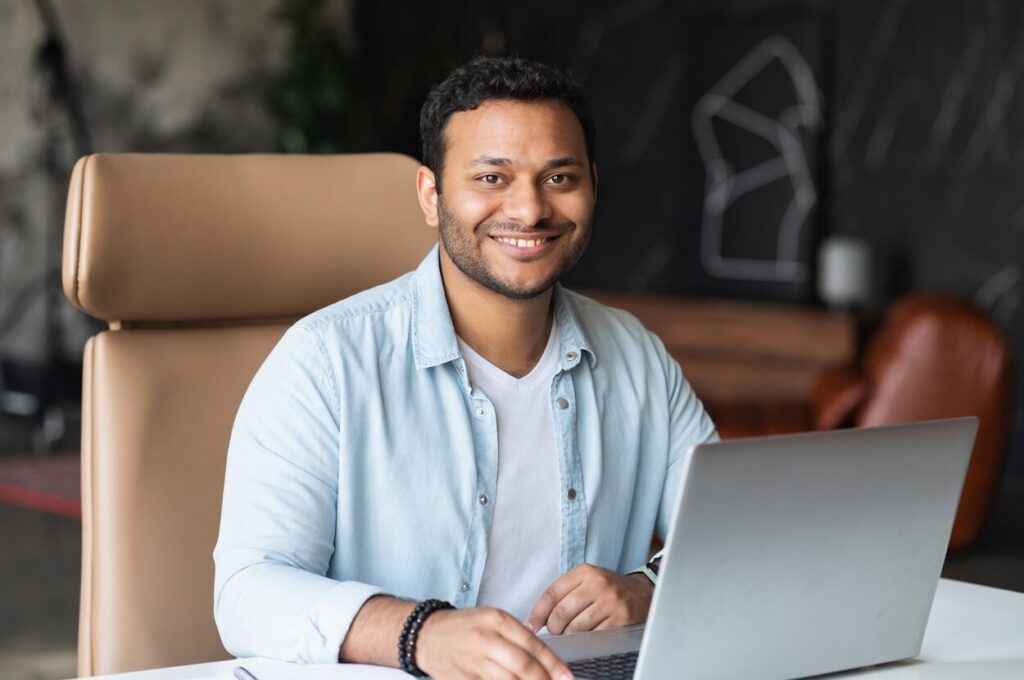 gestor financeiro em frente ao notebook