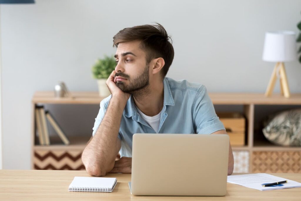 homem pensativo e cansado buscando entender o que e procrastinar.