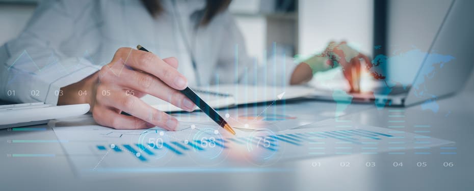 mulher definindo o orçamento empresarial
