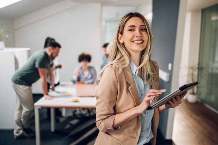 mulher feliz com orçamento empresarial otimizado