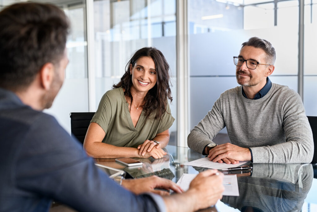 discussão em mesa sobre auditoria