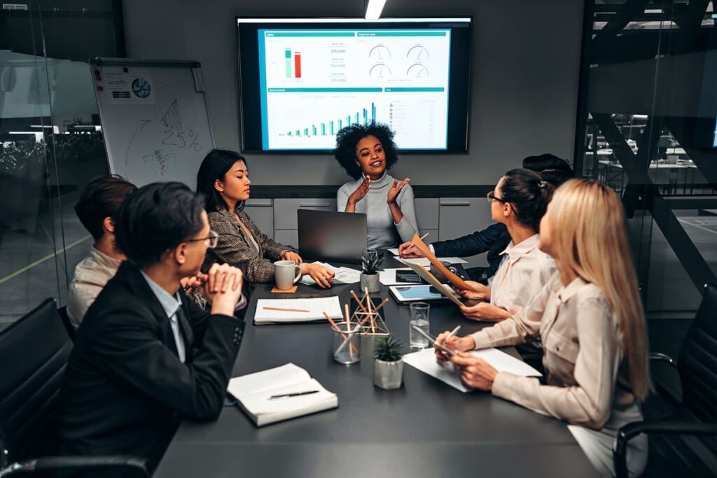 pessoas discutindo gestão empresarial