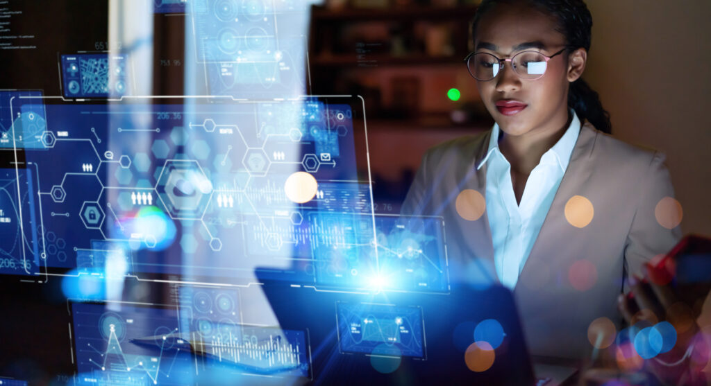 mulher analisando dados em uma tela futurística de holograma